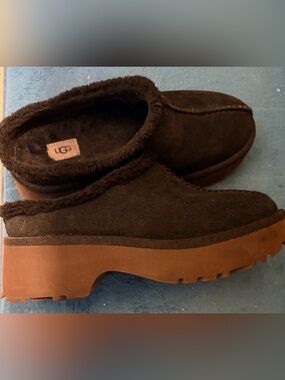 UGG New Heights Cozy Clog in Black/Brown Platform, Size 9